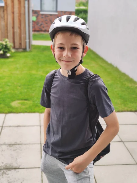 夏の晴れた日に裏庭でヘルメットでハンサムな十代の男の子の肖像 — ストック写真