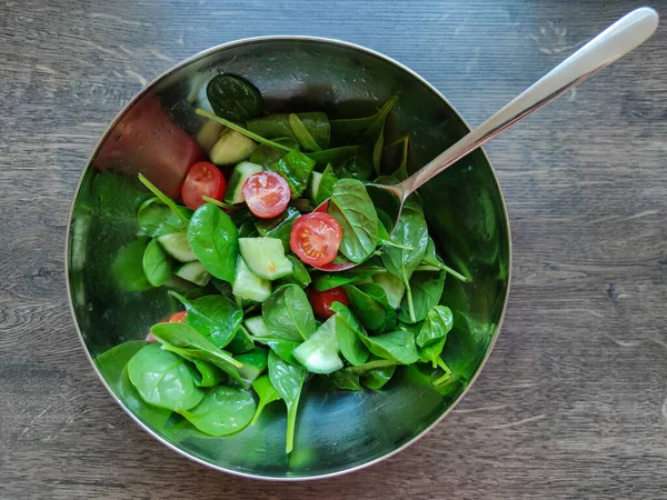 Ovanifrån Foto Grön Hälsosam Sallad Med Andra Färgglada Grönsaker Såsom — Stockfoto