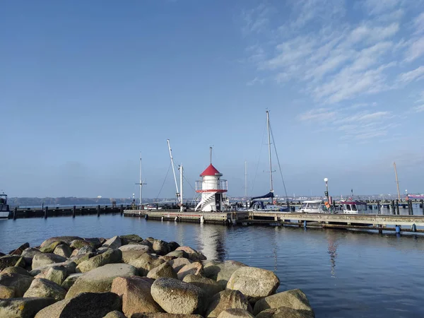 Zonsondergang Scène Oostzee Met Lege Haven Kleine Vuurtoren — Stockfoto