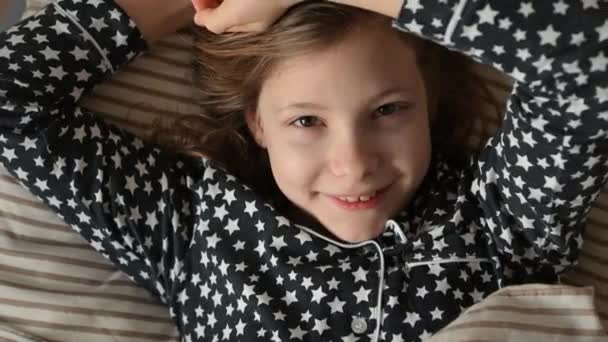 60Fps Vídeo Retrato Bonito Sorrindo Adolescente Menina Acordar Manhã Cama — Vídeo de Stock