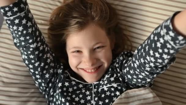 60Fps Βίντεο Όμορφο Χαμογελαστό Έφηβο Κορίτσι Ξυπνάει Πρωί Στο Άνετο — Αρχείο Βίντεο