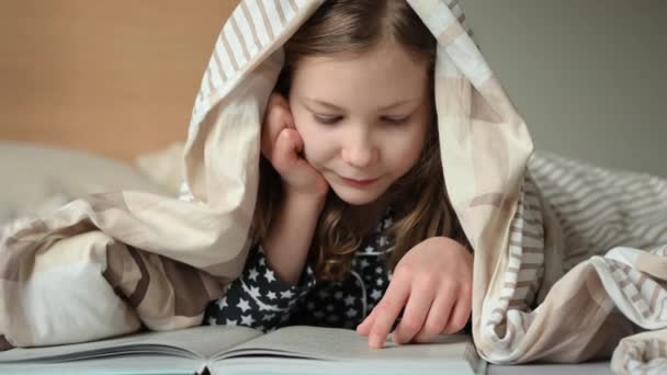 Linda Niña Adolescente Mintiendo Leyendo Libro Cama Debajo Manta — Vídeos de Stock