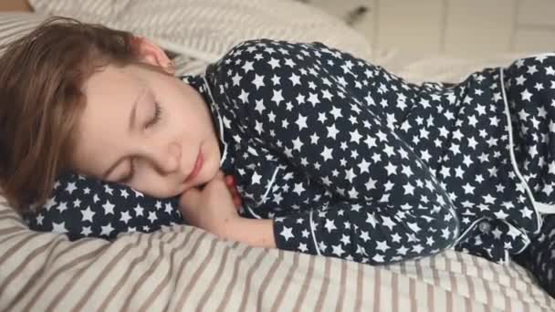 60Fps移動ビデオの可愛いですティーン子供女の子寝ていますで快適なベッド — ストック動画