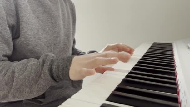 60Fps Видео Котором Дети Играют Фортепиано — стоковое видео