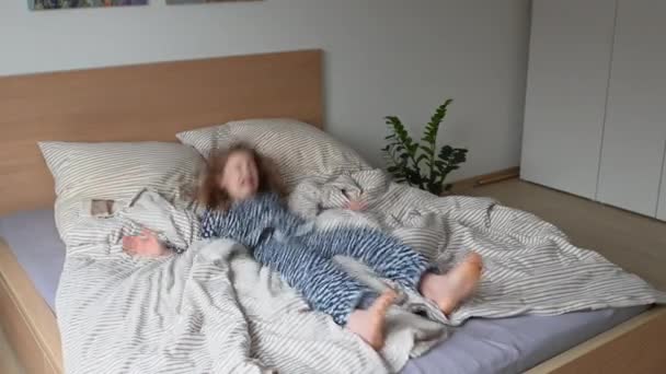 Divertido Adolescente Niña Pijama Saltar Divertirse Cama Por Mañana — Vídeos de Stock