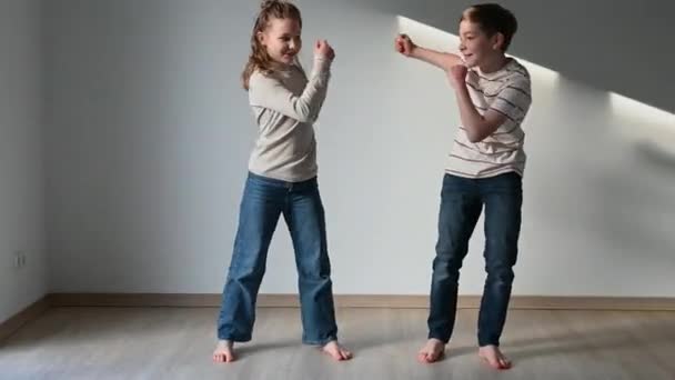 60Fps Vídeo Engraçado Duas Crianças Adolescentes Felizes Aprendendo Dançando Hip — Vídeo de Stock