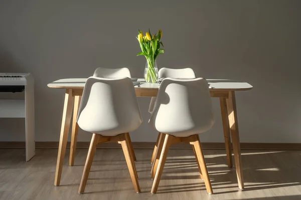Keuken Met Wit Minimalistisch Interieur Met Verse Bloemen Vaas Tafel — Stockfoto