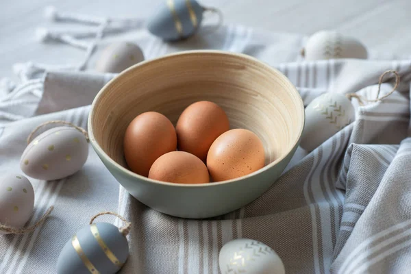 Пасхальная Открытка Пастельных Тонах Курицей Декоративными Яйцами — стоковое фото