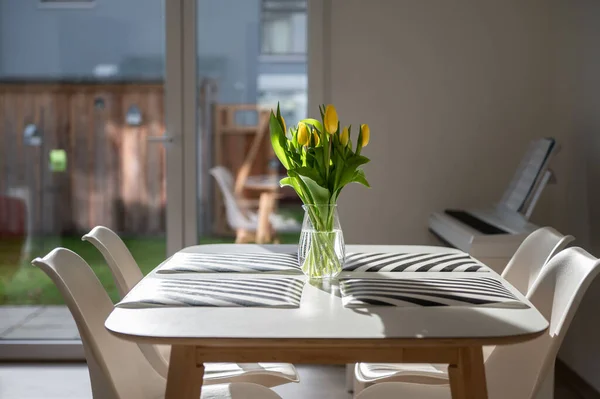 Hermosa Foto Primavera Acogedora Casa Con Flores Amarillas Mesa Luz — Foto de Stock