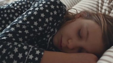 4K 60 fps video güzel genç kız yatak odasında sakin uyku 