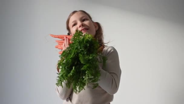 Видео Портрета Красивой Девочки Подростка Позирующей Свежей Морковкой Белом Фоне — стоковое видео