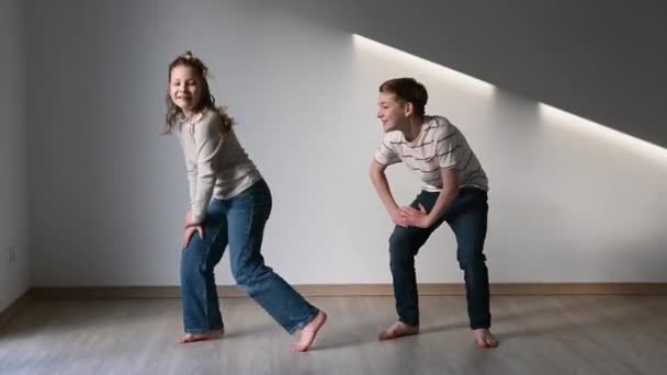 60Fps面白いビデオの二つの幸せなティーン子供学習とダンスヒップホップ — ストック動画