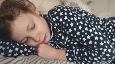 4K 60 fps video güzel genç kız yatak odasında sakin uyku 