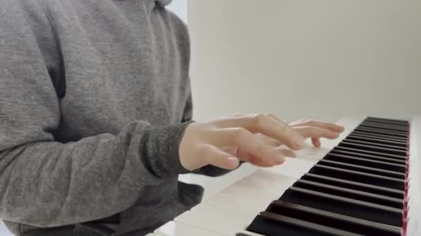 60Fps Vídeo Crianças Mãos Tocando Piano — Vídeo de Stock