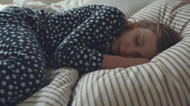 60Fpsビデオの美しいですティーン女の子穏やかな睡眠でベッドルーム — ストック動画