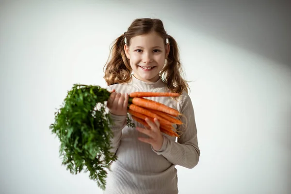 Nettes Teenie Mädchen Hält Ein Bündel Frischer Orangefarbener Karotten Mit — Stockfoto