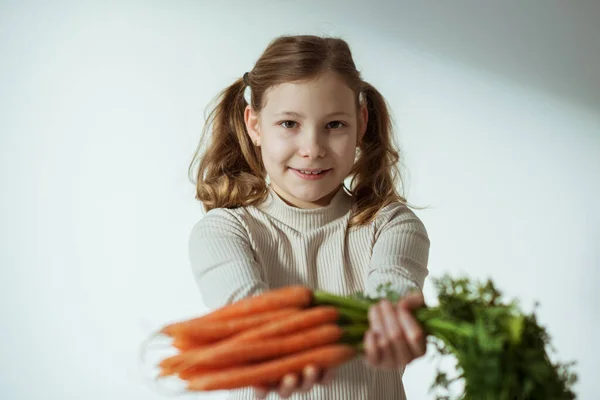 Cute Teen Girl Holding Bunch Fresh Orange Carrots Green Leaves — Stock Photo, Image