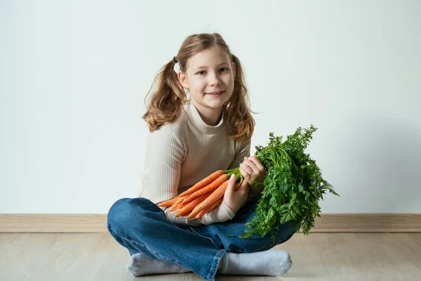 Schattig Tiener Meisje Met Een Bos Van Verse Sinaasappel Wortelen — Stockfoto