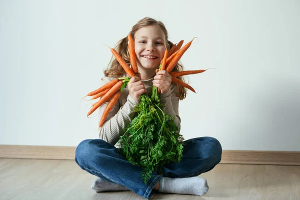 Nettes Teenie Mädchen Hält Ein Bündel Frischer Orangefarbener Karotten Mit — Stockfoto