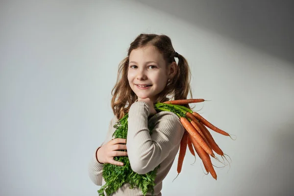 Linda Chica Adolescente Sosteniendo Montón Zanahorias Naranjas Frescas Con Hojas — Foto de Stock