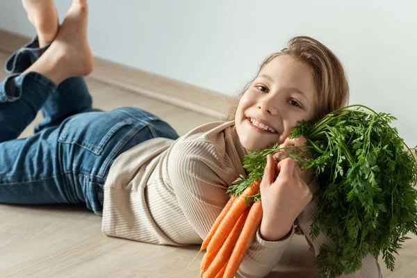 Sonriente Chica Adolescente Feliz Acostado Suelo Con Montón Zanahorias Naranjas — Foto de Stock