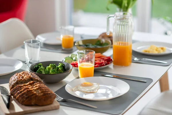 全粒パン 緑の新鮮なブロッコリー オレンジジュースで朝食を閉じます — ストック写真
