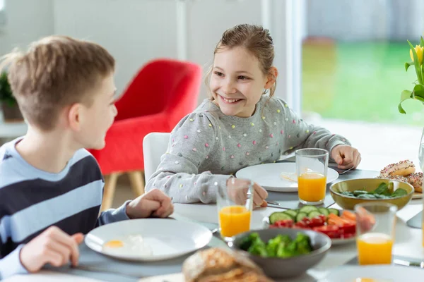 十代の子供たち話している間に健康的な朝食で自宅で前に学校に行く — ストック写真