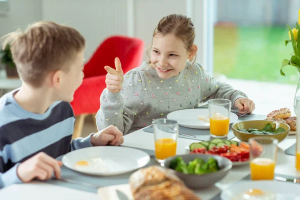 十代の子供たち話している間に健康的な朝食で自宅で前に学校に行く — ストック写真