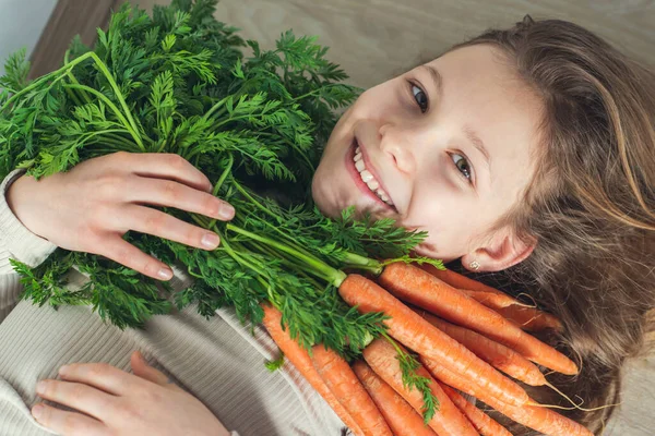 Sonriente Adolescente Feliz Acostada Suelo Con Montón Zanahorias Naranjas Frescas — Foto de Stock