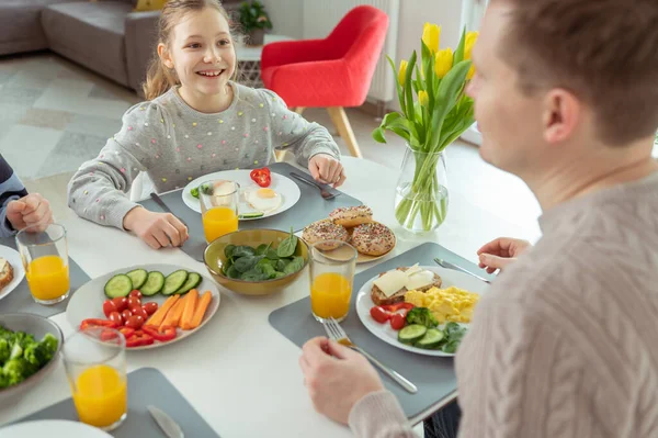 Unge Far Äter Frukost Med Sina Holdren Hemma Morgonen — Stockfoto