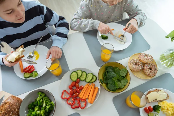 Hafta Sonları Evde Sağlıklı Bir Aile Kahvaltısı Yukarıdan Görüntüle — Stok fotoğraf