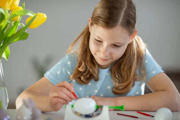 Menina Bonito Pintar Ovos Páscoa Casa — Fotografia de Stock