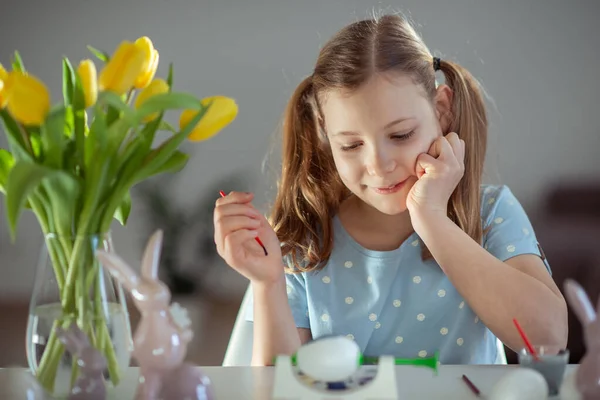 Adorable Niña Con Dos Graciosas Colas Sonriendo Pintando Huevos Pascua — Foto de Stock