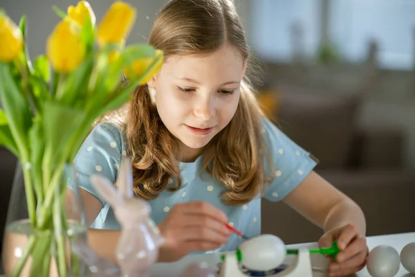 可爱的小女孩画复活节彩蛋在家里 — 图库照片