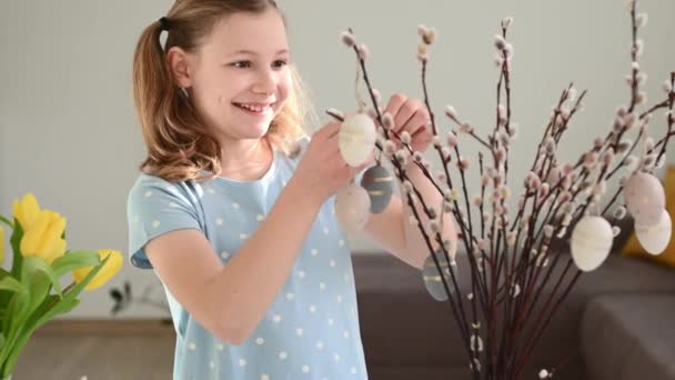 女孩们在春天将复活节彩蛋挂在柳枝上的特写视频 — 图库视频影像
