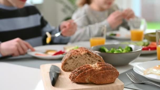 Nahaufnahme Video Vom Tisch Mit Gesundem Familienfrühstück Hause Wochenende — Stockvideo