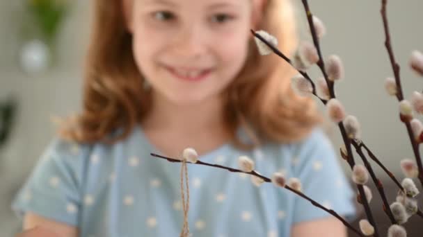4K视频 美女笑着把彩蛋挂在树枝上 — 图库视频影像