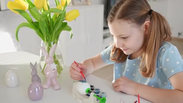 Fps Video Kuyruklu Güzel Bir Kız Evde Paskalya Yumurtası Boyuyor — Stok video