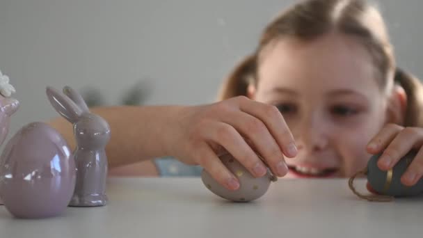 Счастливая Маленькая Девочка Двумя Косичками Играющая Пасхальными Яйцами Кроликами Столе — стоковое видео