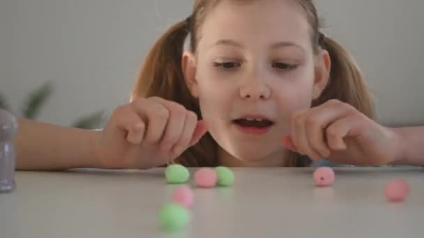 Χαριτωμένο Κοριτσάκι Που Διασκεδάζει Παίζοντας Πασχαλινά Αυγά Στο Τραπέζι — Αρχείο Βίντεο