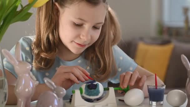 4K60 Fps视频可爱的小女孩在家里画复活节彩蛋 — 图库视频影像