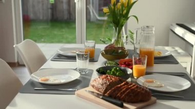 Güneşli günde 4K 60 fps sağlıklı kahvaltı masası 