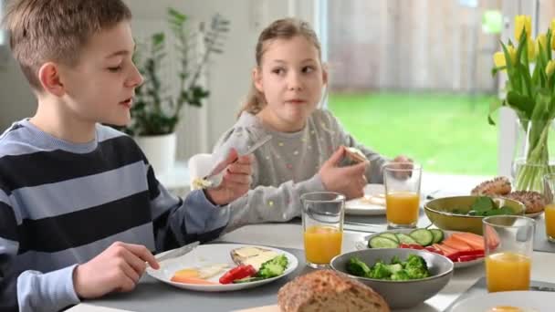 Video Niños Adolescentes Desayunando Sano Casa Por Mañana — Vídeos de Stock