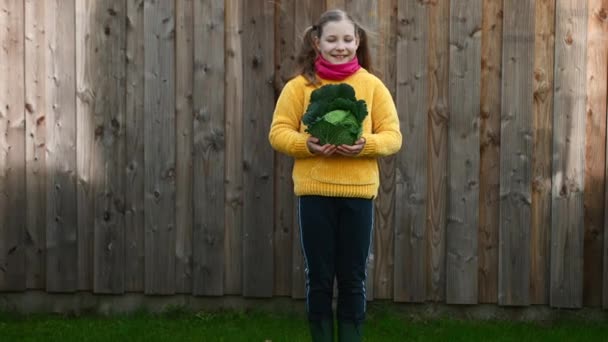 Красива Дівчина Підліток Тримає Свіжу Зелену Капусту Посміхаючись Стоячи Сільському — стокове відео