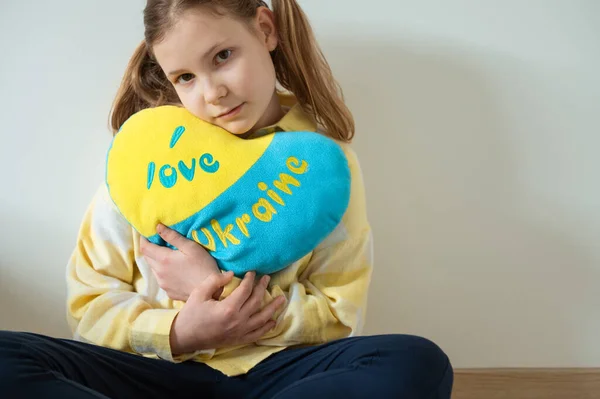 Portrait Petite Fille Mignonne Étreinte Oreiller Avec Des Couleurs Drapeau — Photo