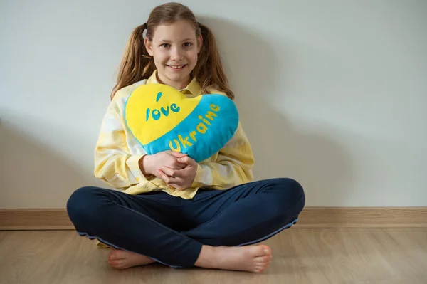 Portrait Petite Fille Mignonne Étreinte Oreiller Avec Des Couleurs Drapeau — Photo