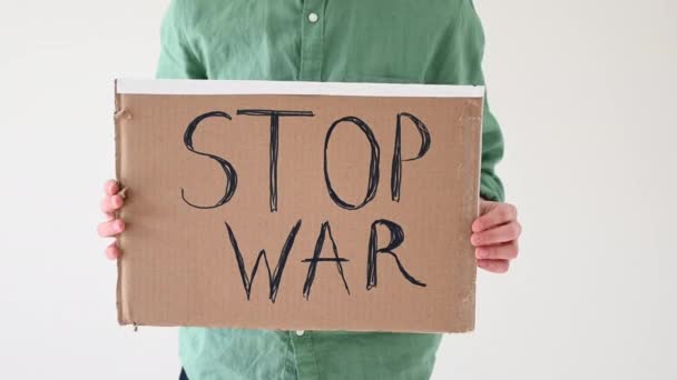 Adolescente Niño Sosteniendo Cartel Con Stop War Texto — Vídeos de Stock