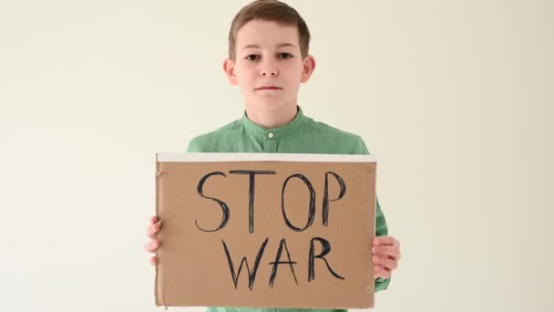 Adolescent Băiat Care Deține Poster Textul Stop War — Videoclip de stoc