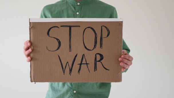 Tiener Jongen Vasthouden Poster Met Stop War Tekst — Stockvideo