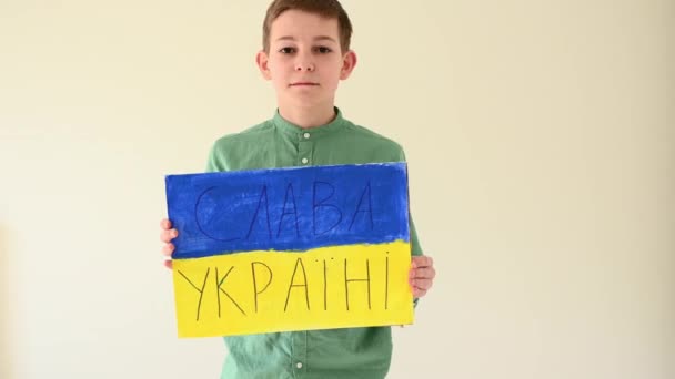 Ukrayna Nın Mavi Sarı Bayrağını Taşıyan Genç Çocuk Ukrayna Zafer — Stok video